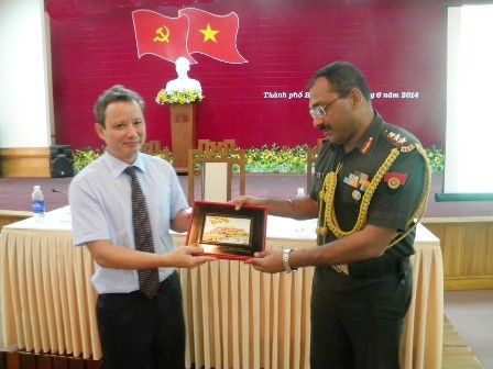 Đoàn Tùy viên quân sự các nước tại Việt Nam thăm và làm việc tại Thừa Thiên - Huế  - ảnh 1